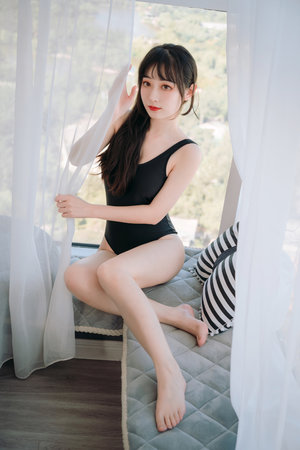 禅体美女亲嘴